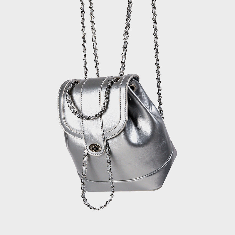 Damen Rucksacktasche mit elegantem Kettenakzent und raffiniertem Klappverschluss Nord Taschen
