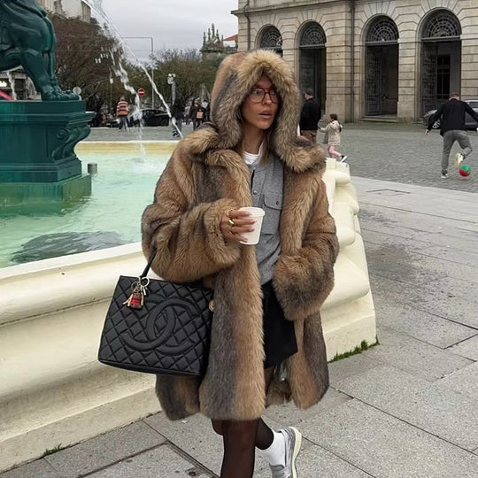 Damen Luxus Kunstpelzmantel mit A‑Linien-Schnitt, Kapuze und Microfaser-Futter Nord Taschen
