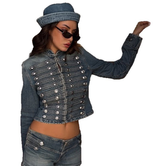 Damen Kurz geschnittene militärisch inspirierte Jeansjacke mit Zierstreifen und Metallknöpfen Nord Taschen