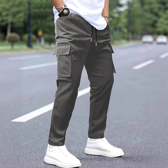 Herren Slim‑Tapered Cargo‑Jogginghose mit Tunnelzugbund, Klappentaschen und Metallringdetail Nord Taschen