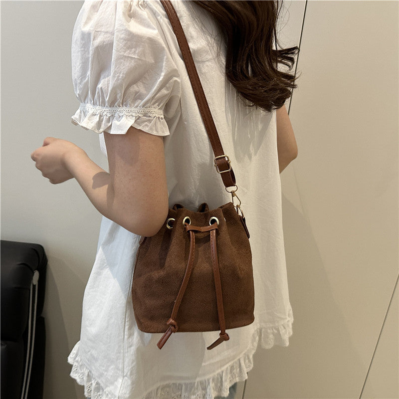 Damen Hobo-Tasche aus weichem Wildleder mit verstellbarem Kordelzug Nord Taschen