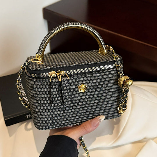 Damen modische Handtasche im strukturierten Design mit goldenen Akzenten Nord Taschen