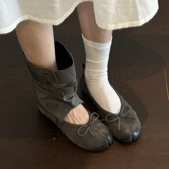 Damen Tabi-inspirierte Veloursleder-Ballerina mit Kappnaht und Schleifen-Detail Nord Taschen