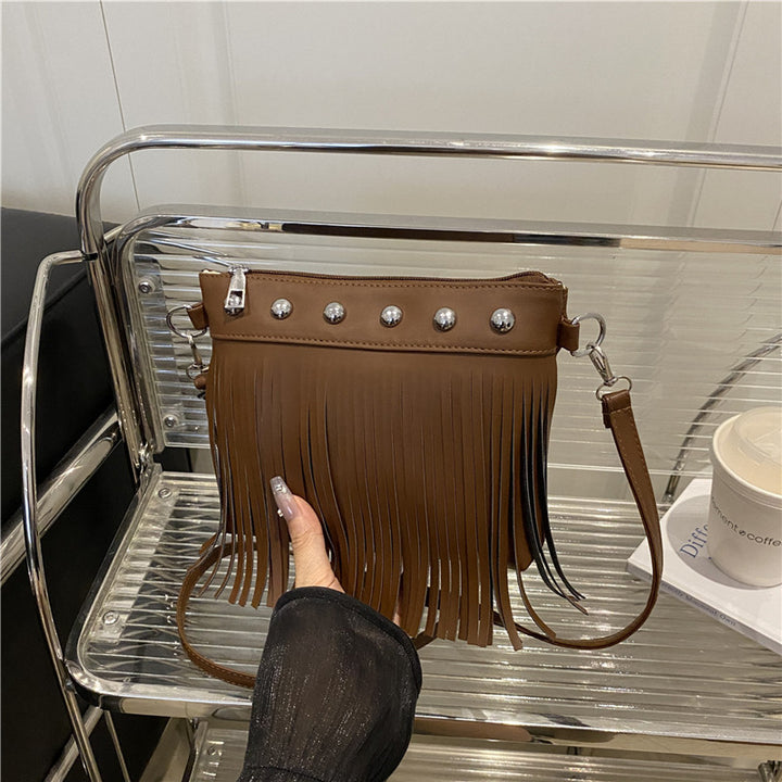 Damen Umhängetasche mit fransigem Design und eleganten Metallakzenten Nord Taschen