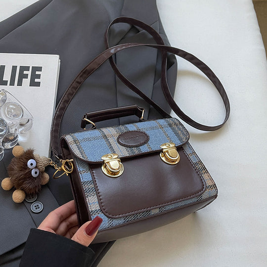 Damen Umhängetasche mit eleganter Karostruktur und hochwertigen Metallelementen Nord Taschen