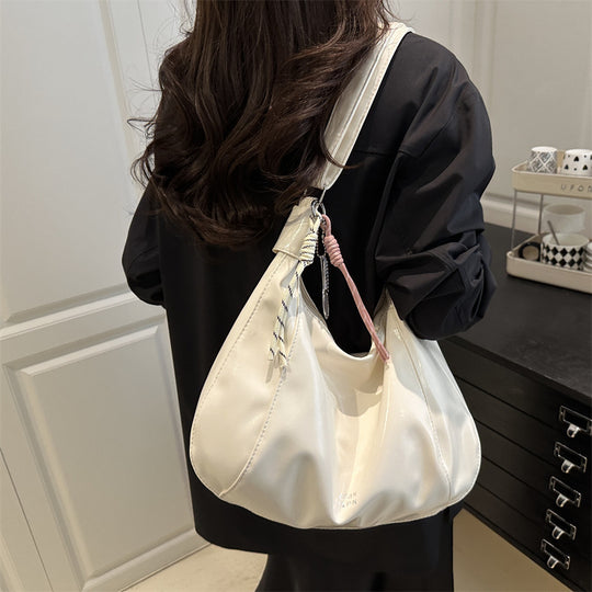 Damen Hobo-Handtasche mit glänzender Oberfläche und dekorativem Anhänger Nord Taschen