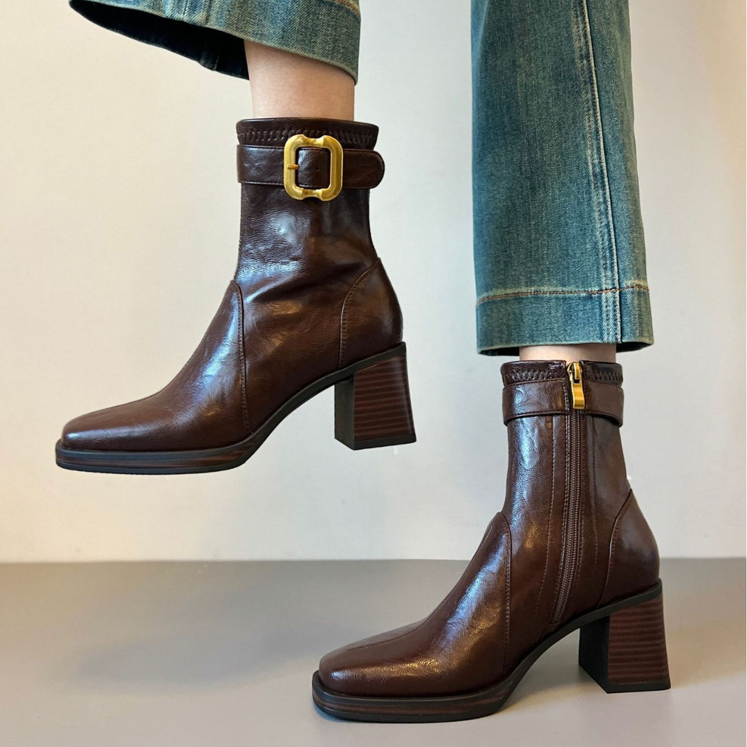 Damen knöchelhohe Glattleder‑Stiefelette mit markantem Blockabsatz, Plateau‑Sohle, seitlichem Reißverschluss und dekorativem Gurt Nord Taschen