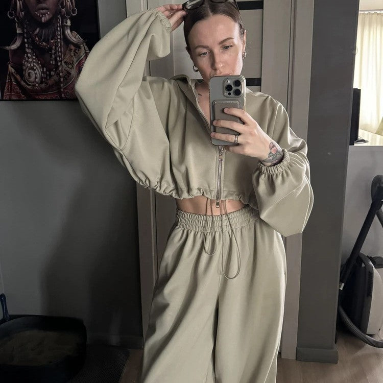 Damen kurz geschnittene Kapuzenjacke mit Kordelzug und weite Loungehose mit hohem Bund Nord Taschen