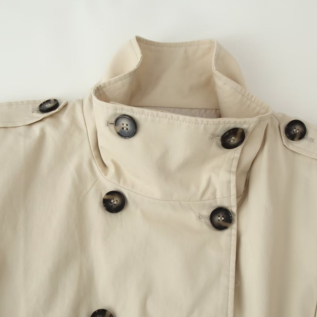 Damen Kurzjacke im Trenchstil, doppeltreihig mit hohem Stehkragen und Taillensmock Nord Taschen