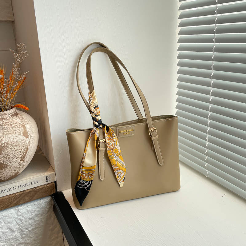Damen elegante Handtasche mit modischem Schal-Akzent Nord Taschen