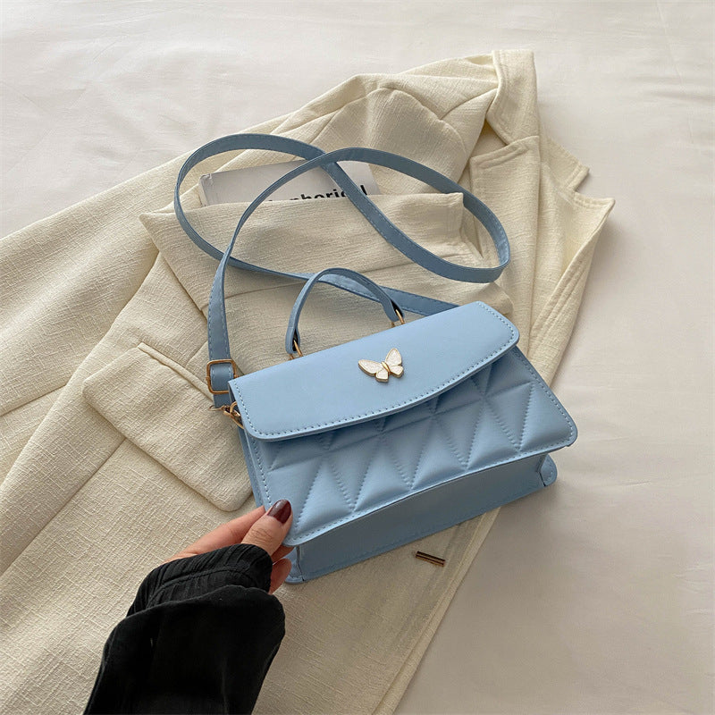 Damen elegante Handtasche mit Quermuster und stylischem Schmetterling Nord Taschen
