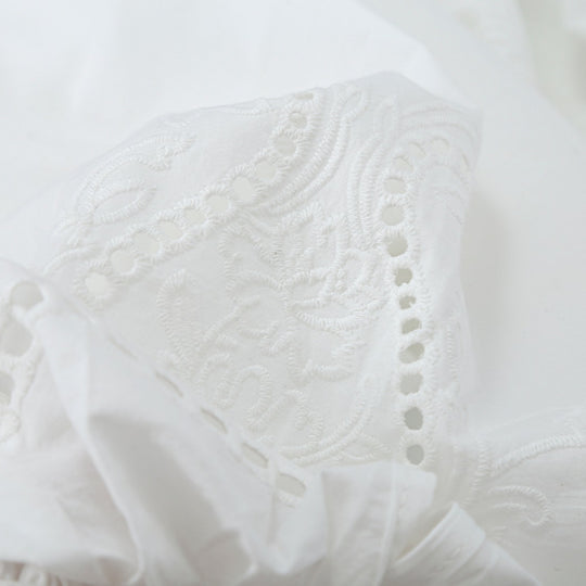 Damen Bluse mit V-Ausschnitt, Broderie‑Stickerei und voluminösen Puffärmeln Nord Taschen