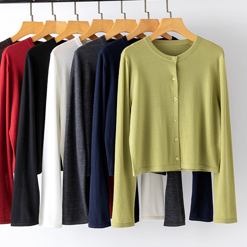 Damen leichte kurz geschnittene Feinstrick-Cardigan mit Rundhalsausschnitt und Knopfleiste Nord Taschen