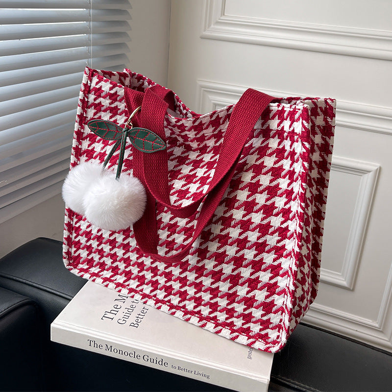 Damen Jute-Tasche mit modernem Hahnentritt-Muster und verspieltem Pompon Nord Taschen
