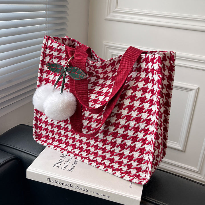 Damen Jute-Tasche mit modernem Hahnentritt-Muster und verspieltem Pompon Nord Taschen
