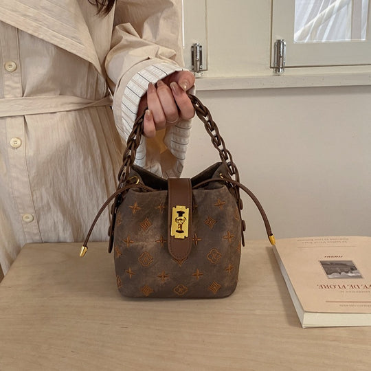 Damen Hobo-Tasche aus hochwertigem Kunstleder mit auffälligem Kettenakzent Nord Taschen