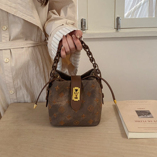 Damen Hobo-Tasche aus hochwertigem Kunstleder mit auffälligem Kettenakzent Nord Taschen
