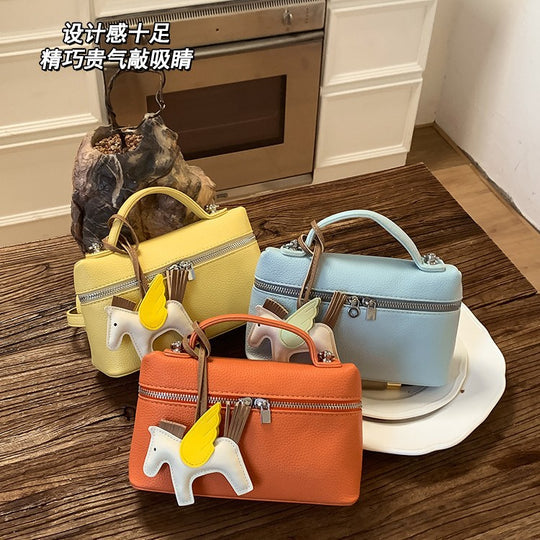 Damen hochwertige Handtasche mit strukturiertem Design und verspieltem Anhänger Nord Taschen