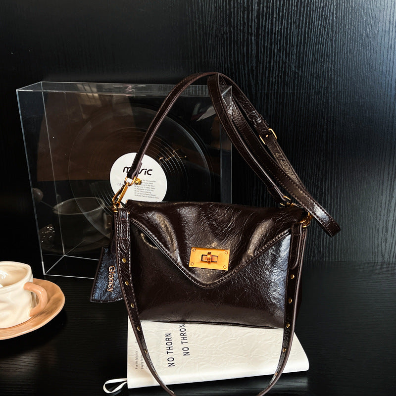 Damen Umhängetasche mit strukturierter Oberfläche und elegantem Drehverschluss Nord Taschen