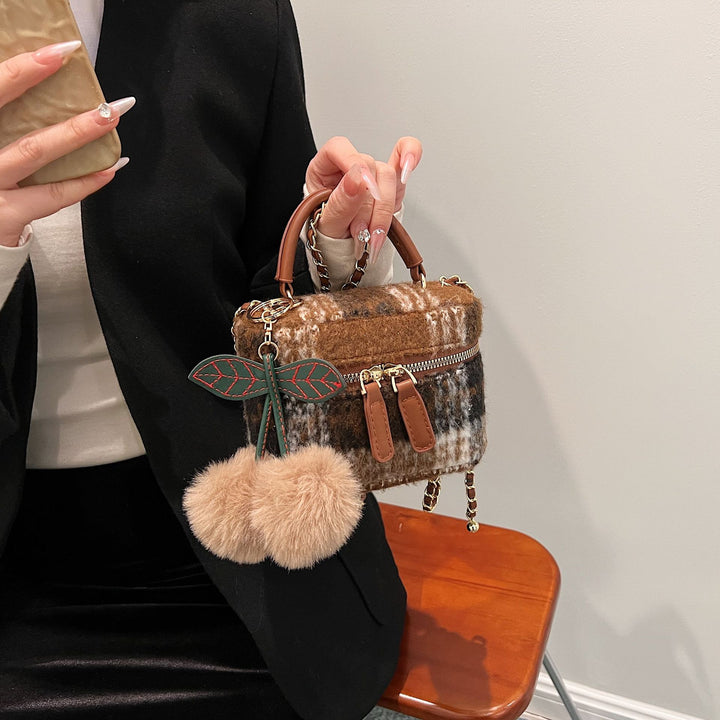 Damen stylische Handtasche mit einzigartigem pelzigen Anhänger Nord Taschen
