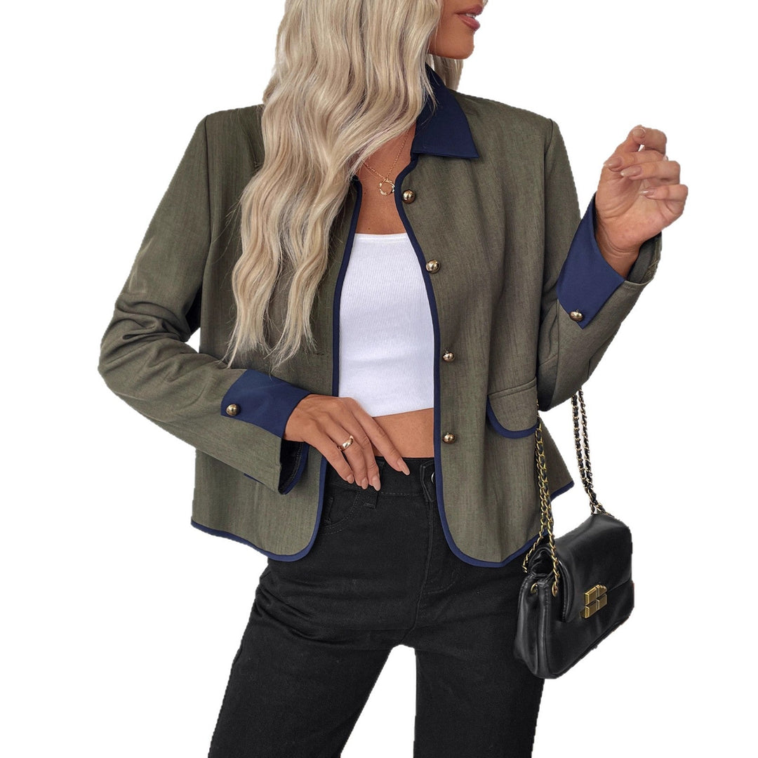 Damen Kurzblazer mit Kontrastpaspel, Umlegekragen und Zierknöpfen Nord Taschen