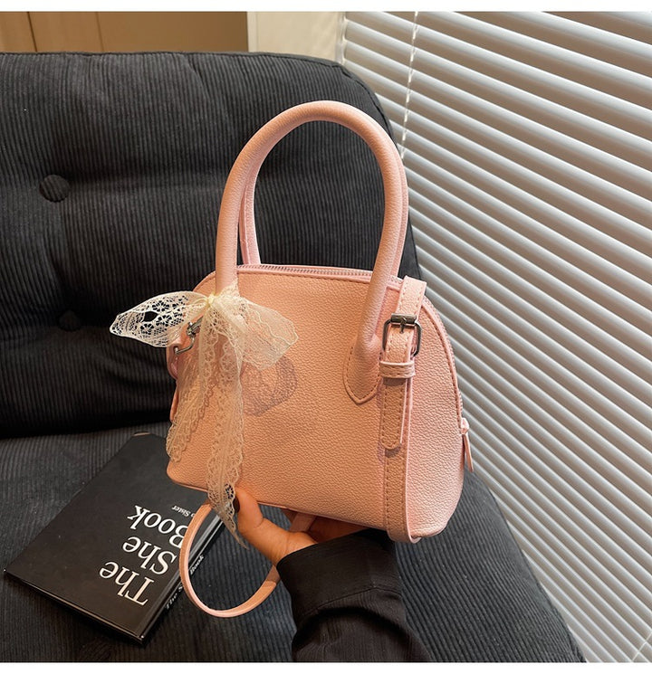 Damen stilvolle Handtasche mit dekorativem Spitzenanhänger Nord Taschen