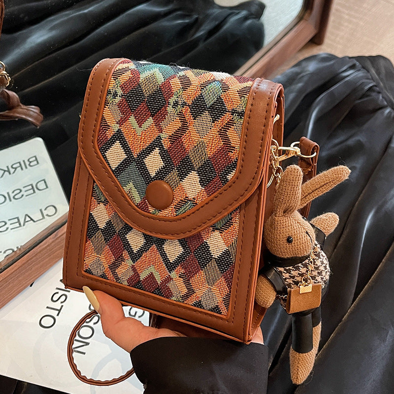 Damen Umhängetasche im modernen Ethnomuster mit charmantem Anhänger Nord Taschen