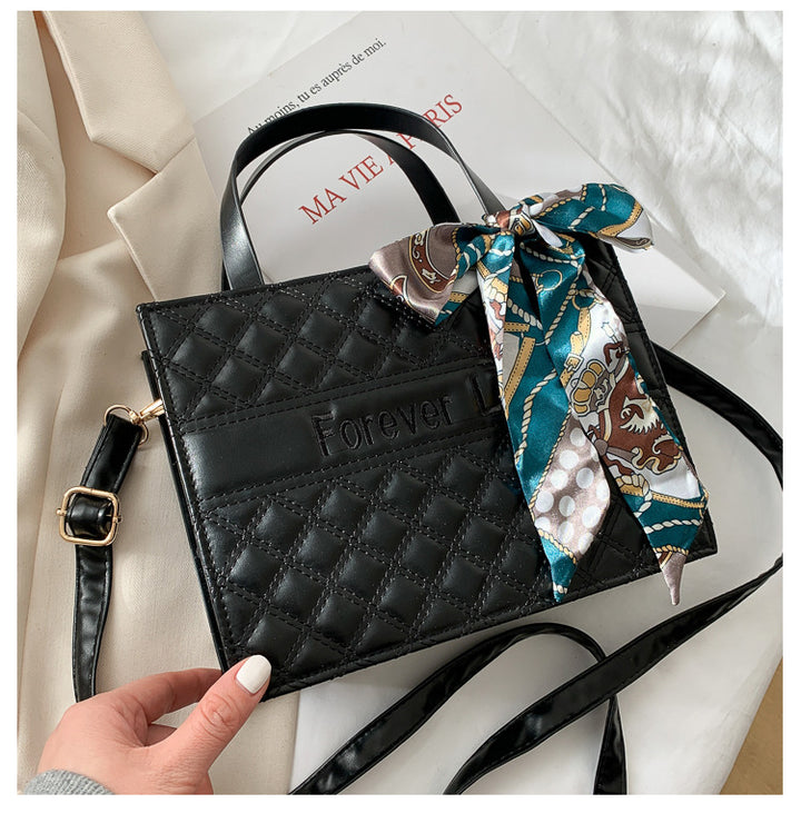 Damen elegante Handtasche mit modernen Details und dekorativem Schal Nord Taschen