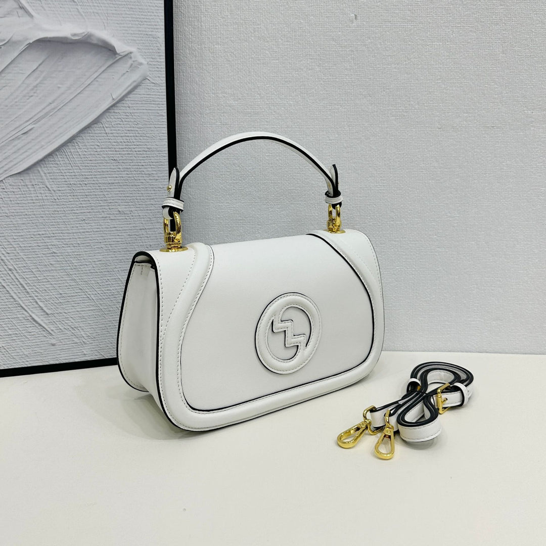 Damen Handtasche im eleganten Design mit goldenen Details Nord Taschen