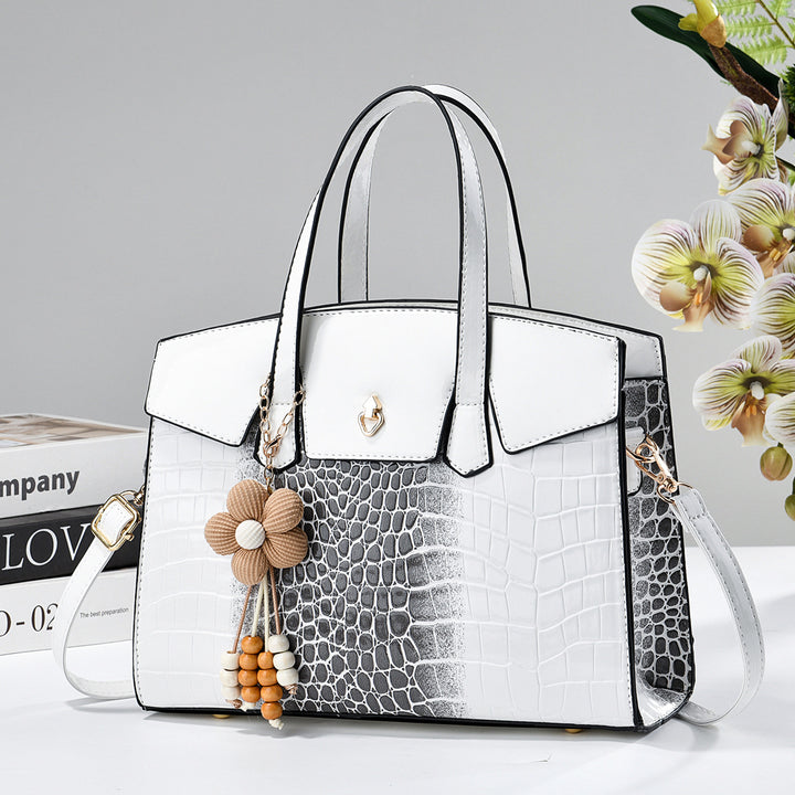 Damen elegante Handtasche mit Kroko-Prägung und charmantem Blumenanhänger Nord Taschen