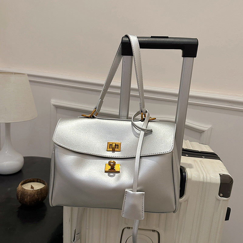 Damen modische Handtasche mit eleganter Struktur und goldenen Verzierungen | Nord Taschen