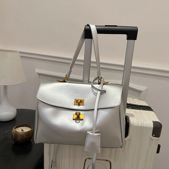 Damen modische Handtasche mit eleganter Struktur und goldenen Verzierungen | Nord Taschen