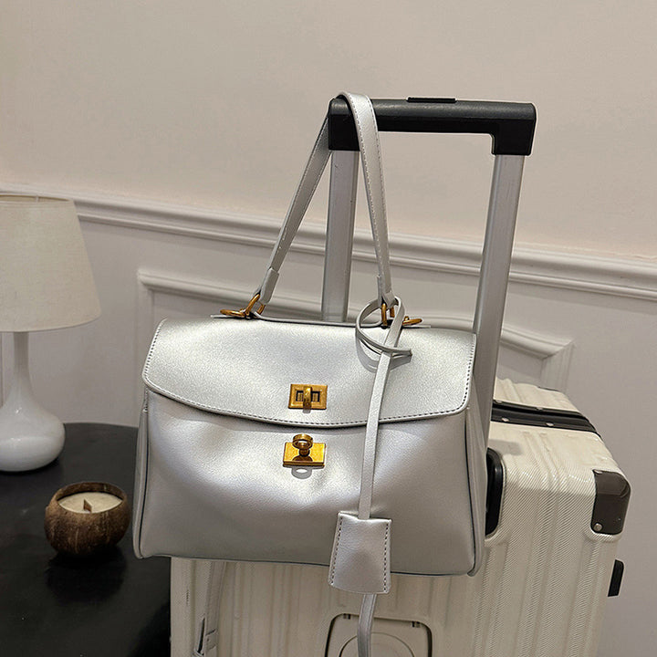 Damen modische Handtasche mit eleganter Struktur und goldenen Verzierungen | Nord Taschen