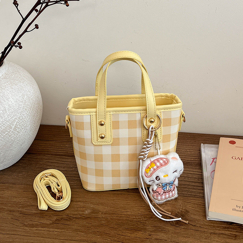 Damen Mini-Handtasche mit kariertem Design und verspieltem Anhänger Nord Taschen