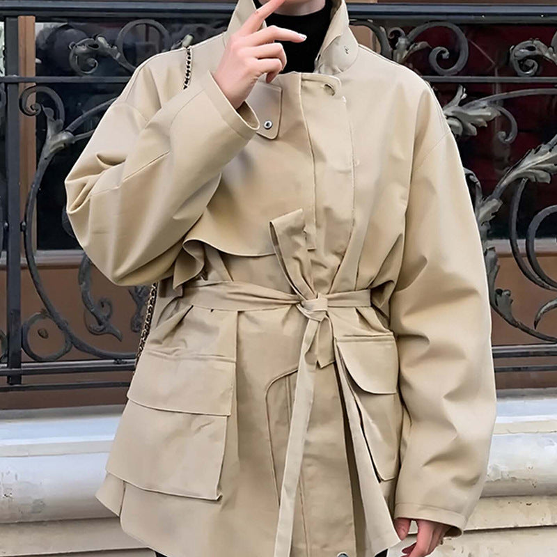 Damen Taillierte Übergangsjacke mit Stehkragen, Schultercape und Bindegürtel Nord Taschen