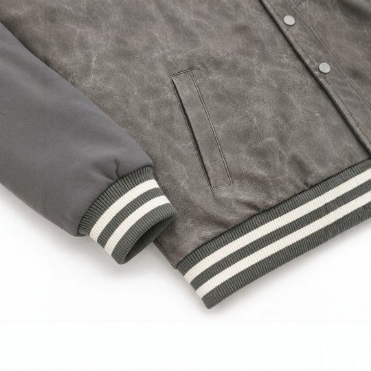 Herren Varsity-Bomberjacke im College-Stil aus Lederimitat mit Applikationen Nord Taschen