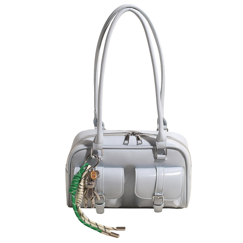 Damen Handtasche im modernen Taschenformat mit charmanten Anhängern | Nord Taschen