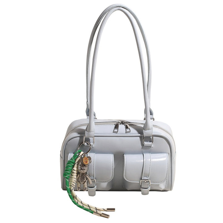 Damen Handtasche im modernen Taschenformat mit charmanten Anhängern | Nord Taschen