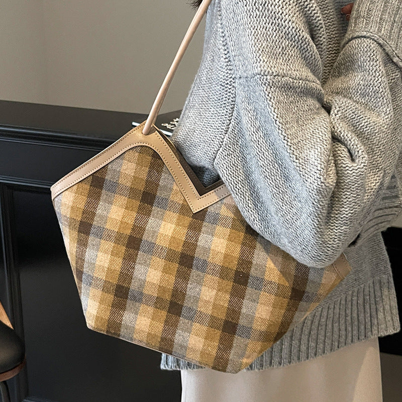 Damen Tragetasche mit lässigem Karo-Design und verspieltem Anhänger Nord Taschen