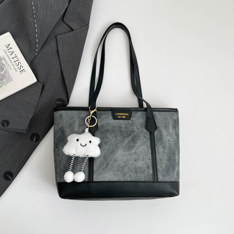 Damen elegante Tragetasche mit verspieltem Anhänger Nord Taschen