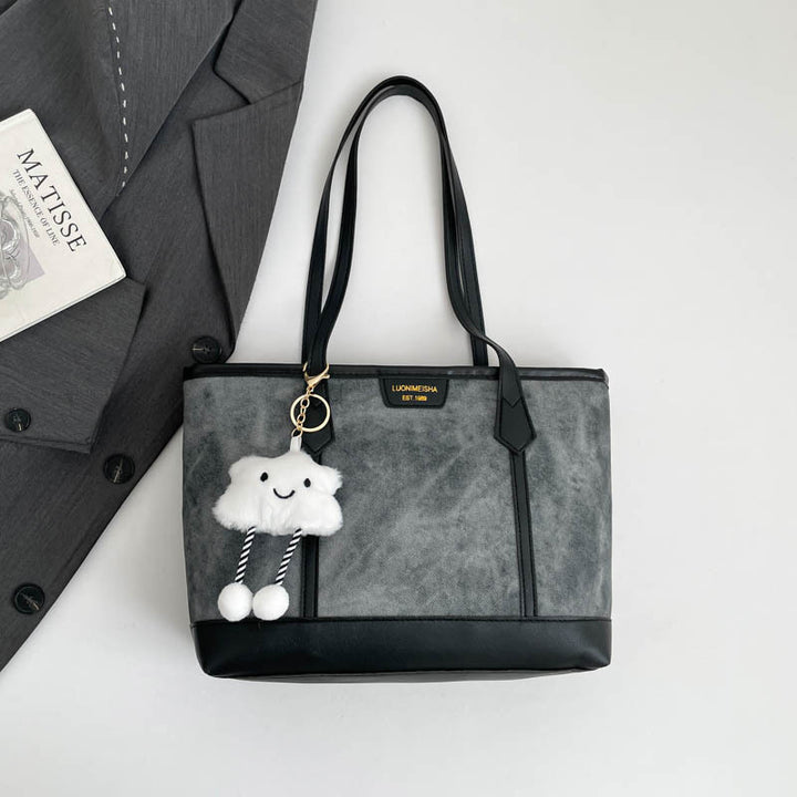Damen elegante Tragetasche mit verspieltem Anhänger Nord Taschen