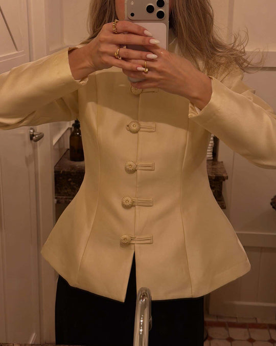 Damen Taillierter Satinblazer mit Stehkragen, Zierkordel‑Knöpfen und Schößchen Nord Taschen