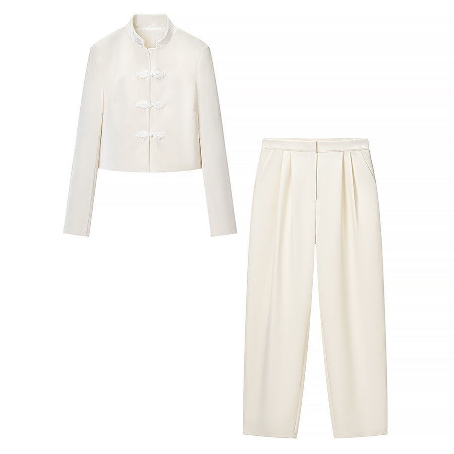 Damen Zweiteiliges Ensemble aus Kurzjacke mit Stehkragen und Froschverschlüssen und hochtaillierter Plissee-Hose Nord Taschen