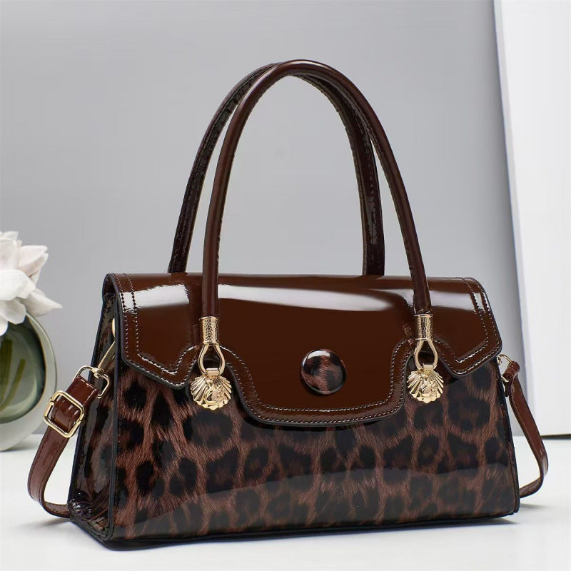 Damen Handtasche im modernen Leopardenmuster mit glänzenden Akzenten Nord Taschen