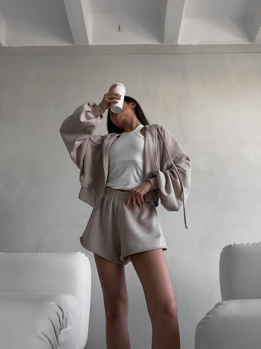Damen oversized Cropped-Zip-Hoodie mit voluminösen Ballonärmeln und elastischer High‑Waist Loungeboxer-Shorts Nord Taschen