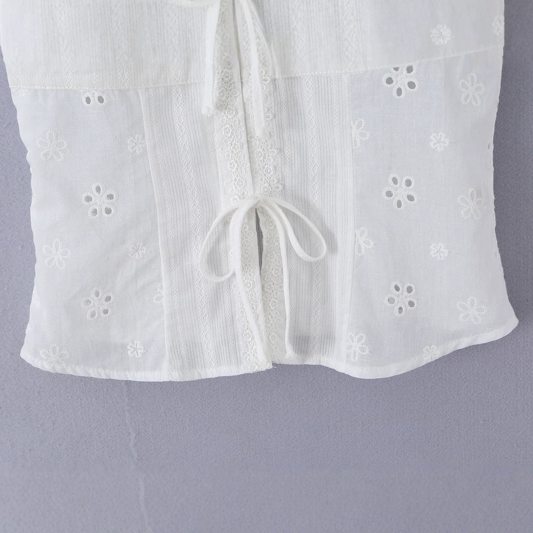 Damen Broderie-Anglaise Bluse mit Puffärmeln, Taillenbetonung und vorderer Bindung Nord Taschen