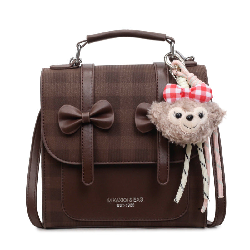 Damen Umhängetasche mit verspieltem Design und charmantem Plüschanhänger Nord Taschen