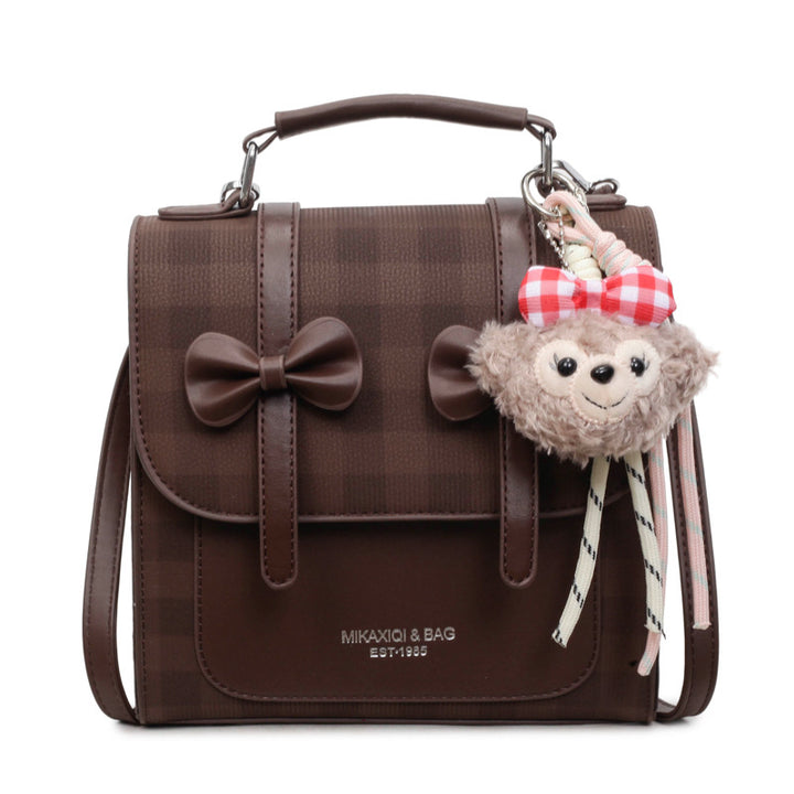 Damen Umhängetasche mit verspieltem Design und charmantem Plüschanhänger Nord Taschen