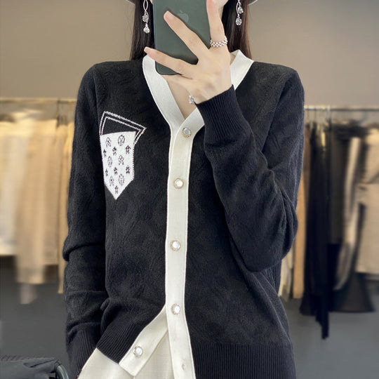 Damen Kurzgeschnittener V‑Neck-Cardigan mit Perlmuttknöpfen und kontrastierter Brusttasche Nord Taschen