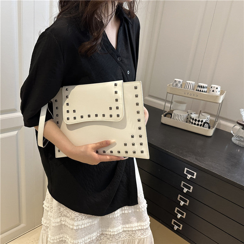 Damen elegante Clutch mit Nietenakzenten Nord Taschen